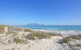 Spacious Beachfront Townhouse W Garage, Blouberg
